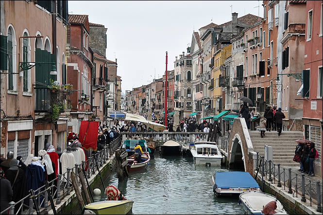Le défilé le long des quais de Venise